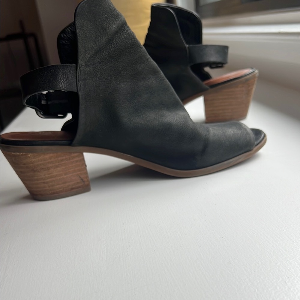 Lucky Black Leather Open-Toe Women's Shoes